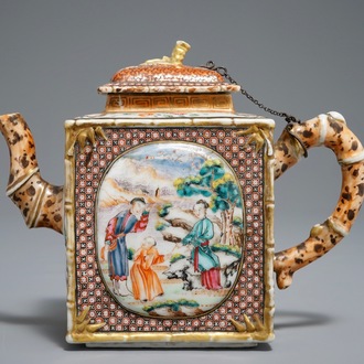 Een zeldzame Chinese famille rose theepot en deksel met mandarijns decor, Qianlong