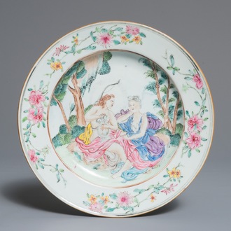 Een Chinees famille rose bord met mythologische voorstelling van Apollo en Daphne, Yongzheng