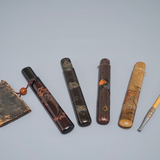 Vier Japanse kiseru pijpetuis, een pijp en een tabakshouder, Meiji, 19e eeuw