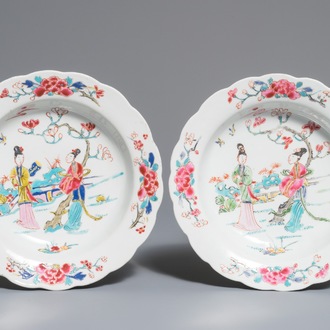 Twee Chinese famille rose borden met Lange Lijzen, Yongzheng