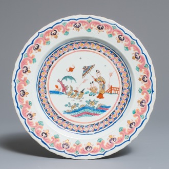 Een Chinese famille rose 'Pronk'-stijl schotel, Qianlong