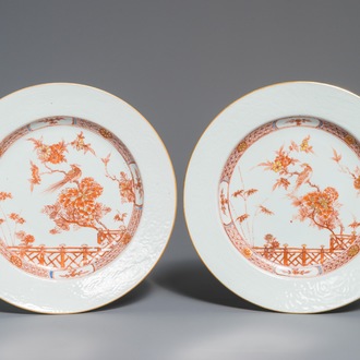 Een paar Chinese ijzerrode en vergulde schotels met onderglazuur decor, Qianlong