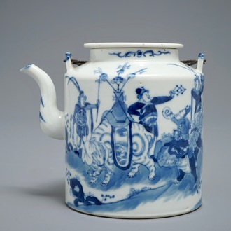 Een grote Chinese blauwwitte theepot met een olifantenparade, 19e eeuw