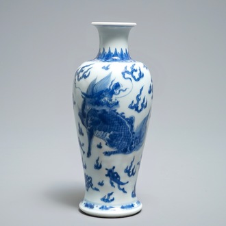 Een Chinese blauwwitte vaas met een qilin, Kangxi