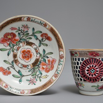 Een ajour bewerkte dubbelwandige Chinese famille rose kop en schotel, Yongzheng