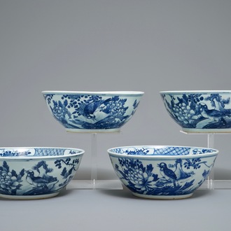 Vier Chinese blauwwitte kommen met vogels, vlinders en bloemen, 19e eeuw