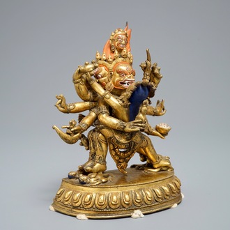 Een Sino-Tibetaanse verguld bronzen figuur van Mahakala met Yab-Yum, 19/20e eeuw