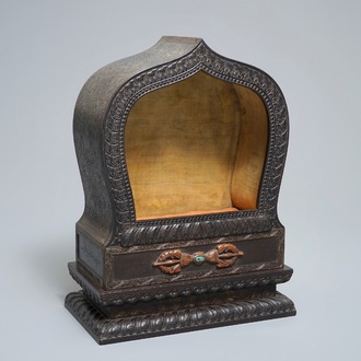 Een Chinees houten schrijn met inscriptie en inlegwerk, 19/20e eeuw
