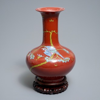 Un vase de forme bouteille en porcelaine de Chine sang de boeuf monochrome à décor émaillé, 19ème