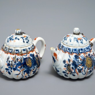 Een paar Chinese Imari-stijl theepotten met deksels, Kangxi