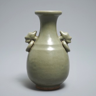Een Chinese celadon vaas met onderglazuur decor, 19/20e eeuw
