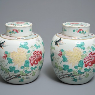 Een paar Chinese famille rose dekselpotten met vogels en bloemen, Qianlong merk, 19/20e eeuw