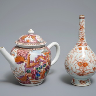 Een Chinese 'melk en bloed' watersprenkelaar en een theepot met mandarijns decor, Kangxi en Qianlong
