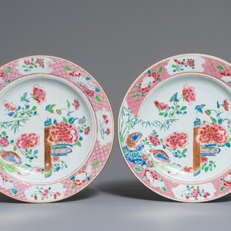 Een paar Chinese famille rose schotels met kwartels en bloemen, Yongzheng/Qianlong