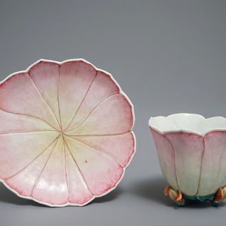 Een grote Chinese famille rose kop en schotel in de vorm van magnoliabloemen, Yongzheng