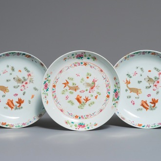 Drie Chinese famille rose borden met karpers, Qianlong