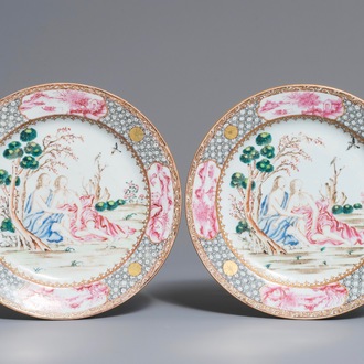 Een paar Chinese famille rose borden met mythologisch decor van 'Acis and Galatea', Qianlong