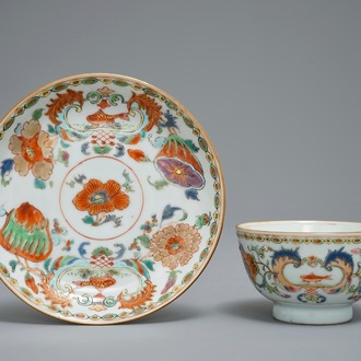 Een Chinese famille rose 'Pompadour' kop en schotel, Qianlong, ca. 1745