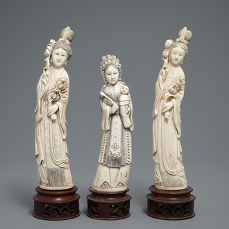 Drie Chinese ivoren figuren van dames op houten sokkels, 2e helft 19e eeuw