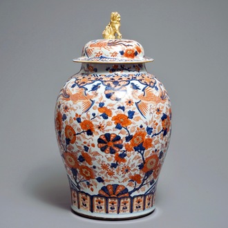 Een grote Chinese Imari-stijl dekselvaas met feniksen en qilins, Kangxi