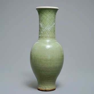 Een grote Chinese Longquan celadon vaas met onderglazuur decor, Song of Ming