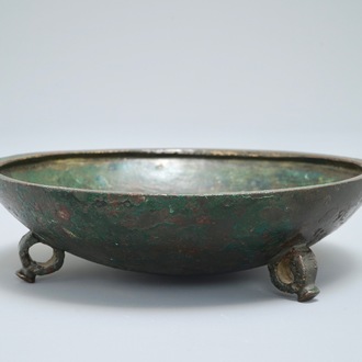 Een Chinese bronzen driepotige kom of deksel, Song