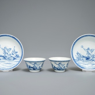 Een paar Chinese blauwwitte koppen en schotels met mythologisch decor van Neptunus, Qianlong