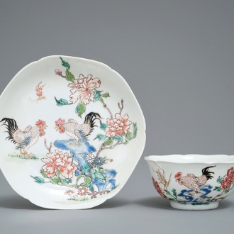 Een fijne Chinese famille rose kop en schotel met hanen, Yongzheng