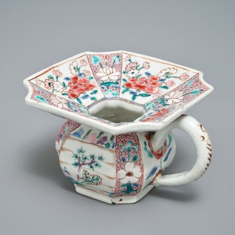 Een Chinese famille rose kwispedoor, Yongzheng/Qianlong