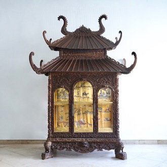 Een rijkgestoken Chinese houten vitrine in de vorm van een tempel, ca. 1900