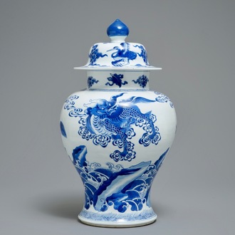 Een Chinese blauwwitte dekselvaas met fabeldieren, Kangxi