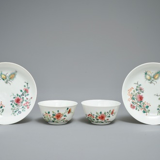 Een paar fijne Chinese famille rose koppen en schotels met floraal decor, Yongzheng