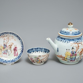 Een Chinese famille rose theepot en kop en schotel met mandarijns decor, Qianlong