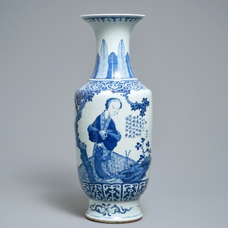 Een grote Chinese blauwwitte vaas met een dame met kalligrafie, 19e eeuw