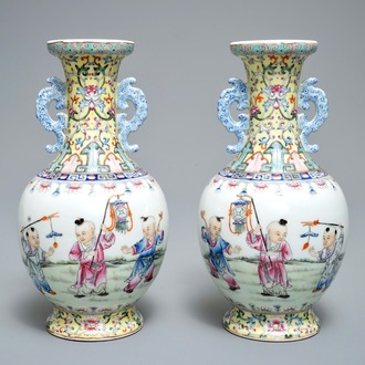Een paar Chinese famille rose vazen met spelende jongens, Qianlong merk, Republiek, 20e eeuw