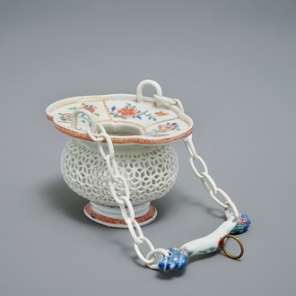 Een zeldzaam Chinees ajour bewerkt famille rose mandje met hangketting, Yongzheng/Qianlong