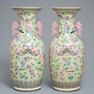 Een paar Chinese famille rose vazen met vlinders op crème fondkleur, 19e eeuw