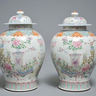 Een paar Chinese famille rose dekselvazen met decor van kostbaarheden, 19e eeuw