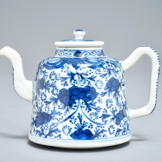 Een Chinese blauwwitte theepot met floraal decor, Qianlong/Jiaqing