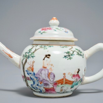 Een Chinese famille rose theepot met een dame en een zotje, Qianlong