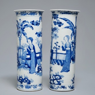 Twee Chinese blauwwitte vazen met dames in een tuin, 19e eeuw