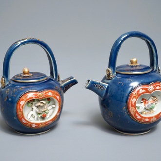 Twee Japanse Imari theepotten met reliëfdecor van hanen en bloemen op blauwe fondkleur, Edo, 17/18e eeuw