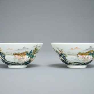 Een paar Chinese famille rose kommen met een landschap, Qianlong merk, 20e eeuw