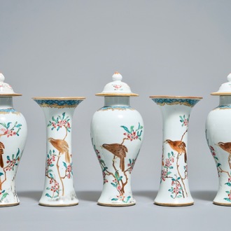 Een Chinees famille rose vijfdelig kaststel met vogels op bloesemtakken, Yongzheng/Qianlong