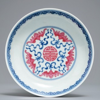 Een Chinees blauwwit en overglazuur roze bord met vleermuizen en shou-symbool, Qianlong merk, 20e eeuw