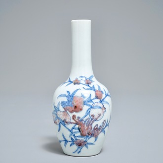 Een Chinese 'sanduo' vaas in blauw en onderglazuur rood, Kangxi merk, 19/20e eeuw