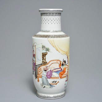 Een fijne Chinese famille rose rouleau vaas met figuren, Qianlong merk, Republiek, 20e eeuw