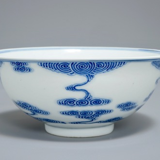 Een Chinese blauwwitte kom met gestileerde wolken, Guangxu merk, 19/20e eeuw