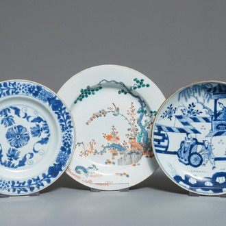 Drie Chinese blauwwitte en Kakiemon-stijl borden, 18e eeuw