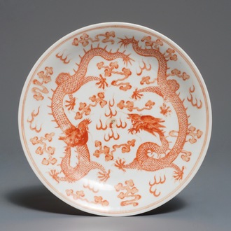 Een Chinees ijzerrood drakenbord met robijnrode anhua-gedecoreerde onderkant, Guangxu merk en periode